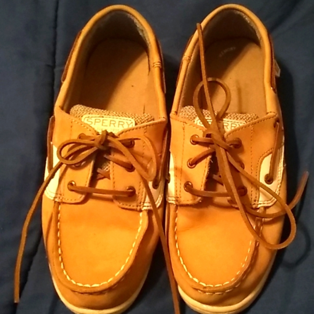 Big Girls size 5 Sperry Shoresider 3 eye boat shoes. Great condition, new string